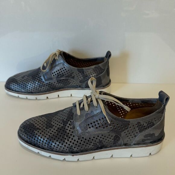 Trask laser perforated metallic camo print leather derby Oxford size 8 - Picture 8 of 10
